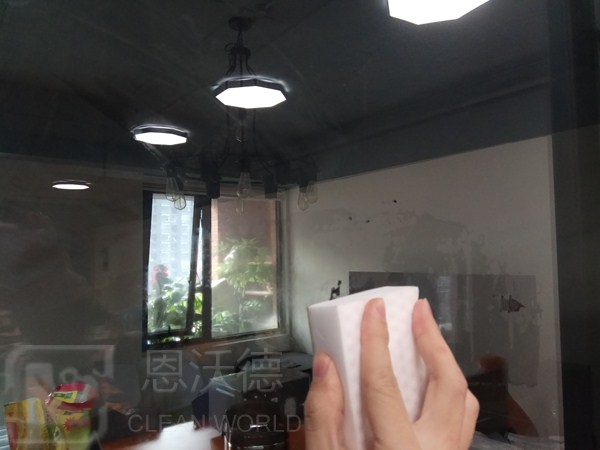玻璃上的污漬怎用什么去除呢？玻璃上有水垢怎么辦？